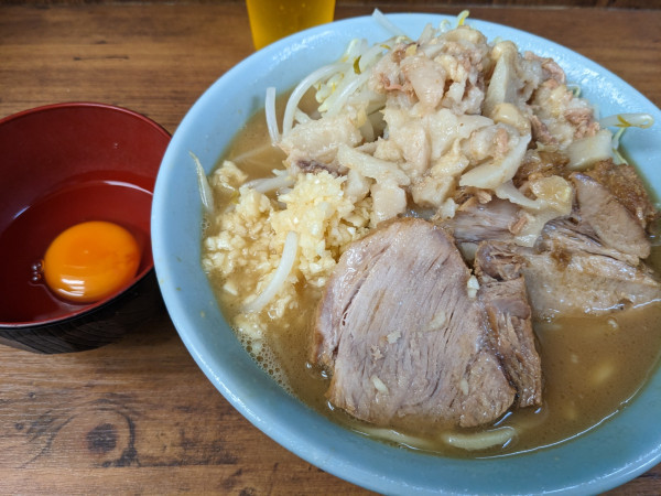 「ラーメン（少なめ、固め）＋生卵」@ラーメン二郎 池袋東口店の写真