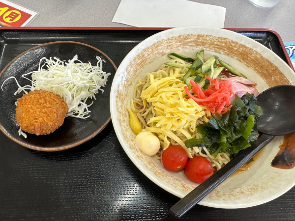 「冷やし中華（並盛）820円＋ミニメンチカツ」@山田うどん 新町店の写真