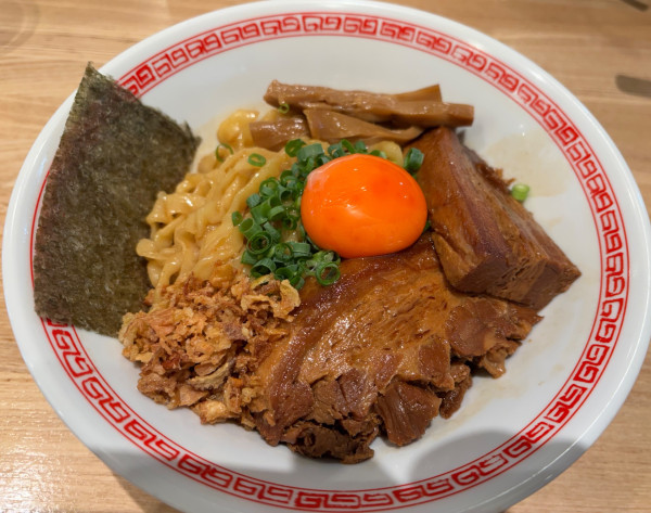 「柚子油そば　角煮2枚」@麺や みかんの写真