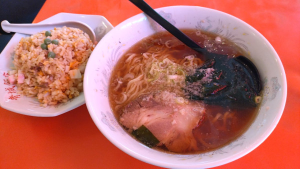 「Aセット(900円・ラーメン＋半チャーハン・メンマ抜・背脂入)」@青城飯店の写真