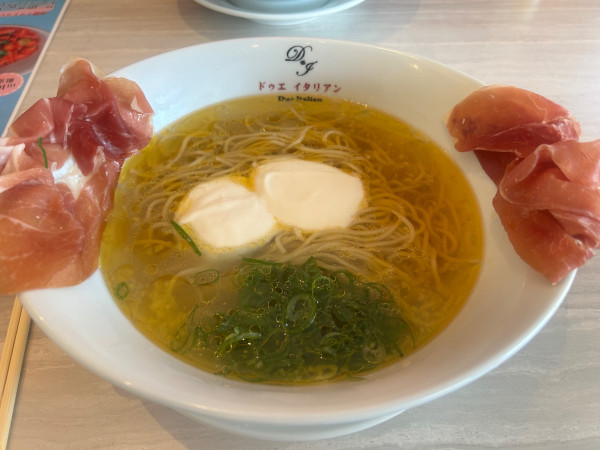 「らぁ麺生ハムフロマージュ　1260円（税込1380円）」@黄金の塩らぁ麺 ドゥエ イタリアン 宇都宮店の写真