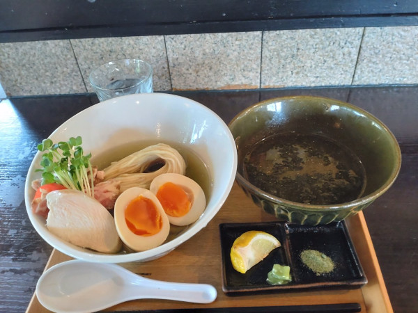 「昆布水つけ麺鶏ニボシスープ」@トモシビの写真