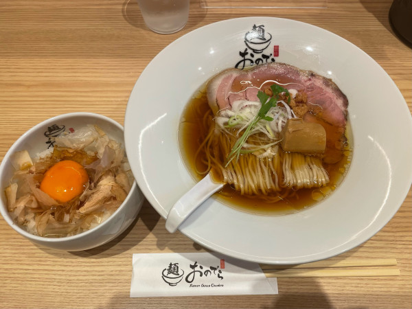 「醤油ラーメン、まぐろ節の月見ご飯」@麺 銀座おのでら 本店の写真