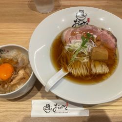 醤油ラーメン、まぐろ節の月見ご飯