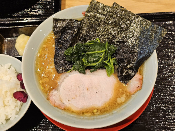 「【限定】家系らーめん＋ライス小　950＋150円」@肉中華 高橋の写真