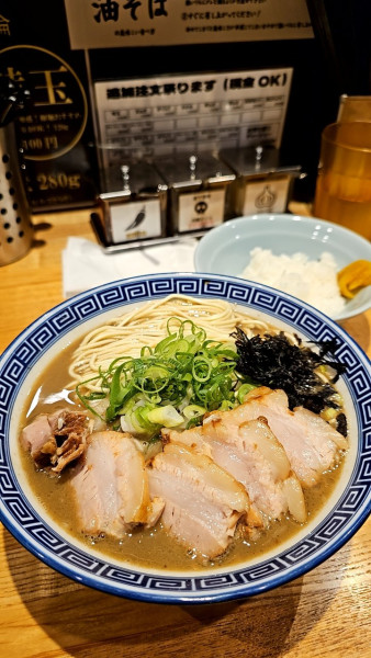 「濃厚煮干しそば（大盛）＋チャーシュー2枚＋小ライス」@豚骨醤油 三輪の写真