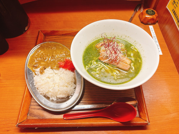 「バジルそば＋牛すじラーメン」@ススリバの写真