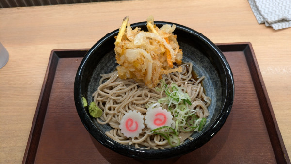 「天ぷらそば」@十割蕎麦 さがたに 新橋銀座口店の写真