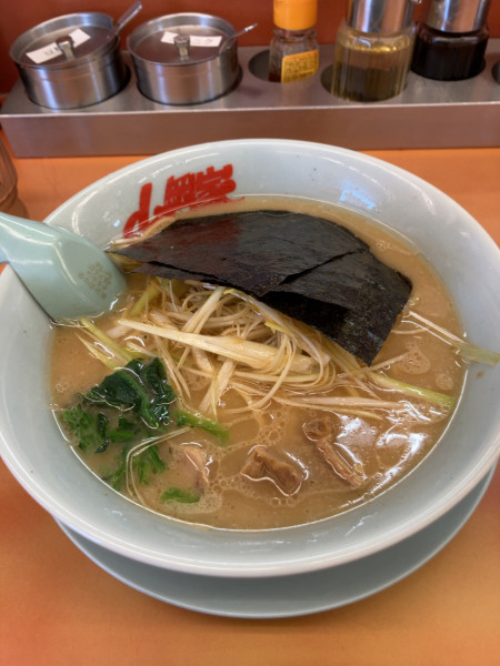 「ネギラーメン（醤油）　840円」@ラーメン山岡家 さいたま宮前店の写真