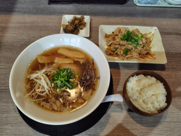 「牛骨しょうゆラーメン850円（期間限定）」@龍瞳の写真