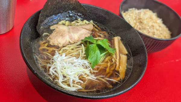 「魚介醤油らーめん＋ねこまんま（1,050円）」@一華の写真