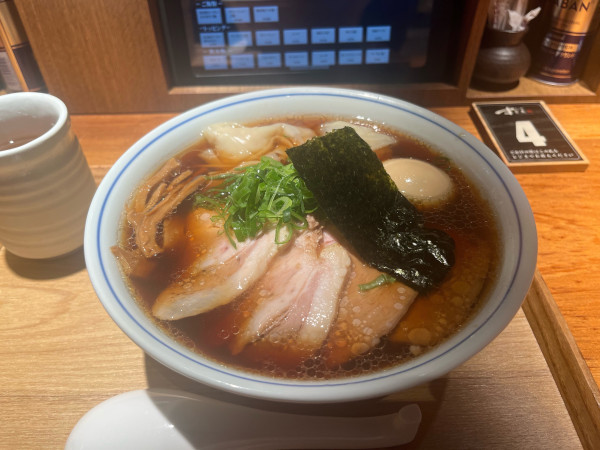 「醤油特製らぁ麺(本店サイズ)」@らぁ麺すぎ本 丸の内店の写真