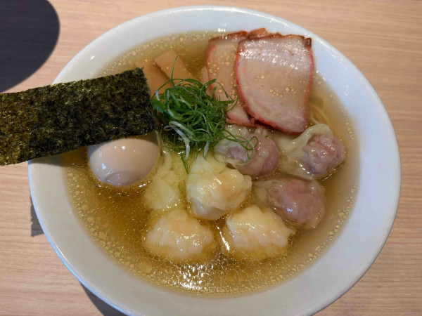 「贅沢ワンタン麺　1540円」@ワンタン麺専門店 たゆたふの写真
