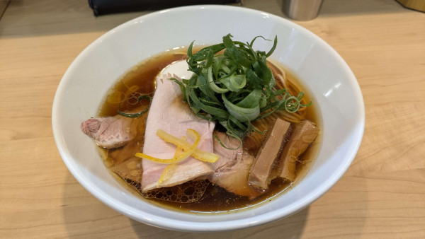 「淡麗醤油そば＋味玉」@「七色の落書き」の写真