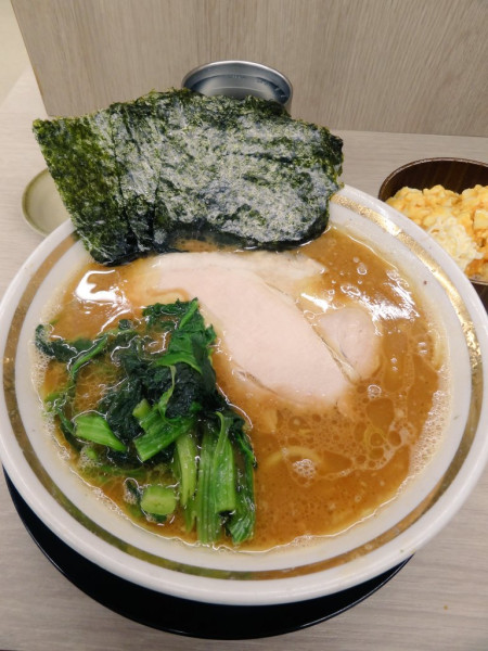 「ラーメン900円硬濃 半卵🍚150円 カレー」@王道家直伝 との丸家 越谷店の写真