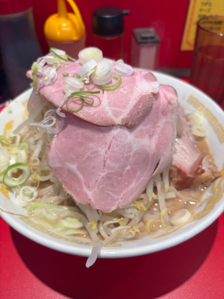 「ラーメン中盛　油以外全マシ　1000円」@それいけ！たかちゃんラーメン 群馬千代田店の写真