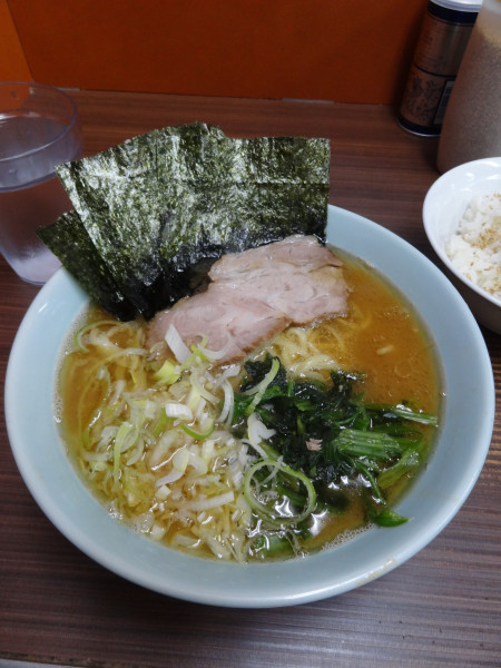 「ラーメン800円硬 フォロワーネギ 半ライス50円」@横浜家系らーめん 武蔵家 川口店の写真