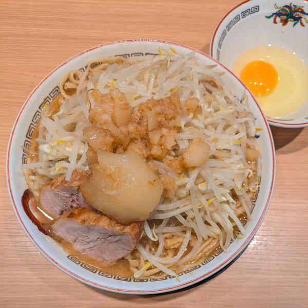 「大ラーメン、生卵」@豚山 中野店の写真
