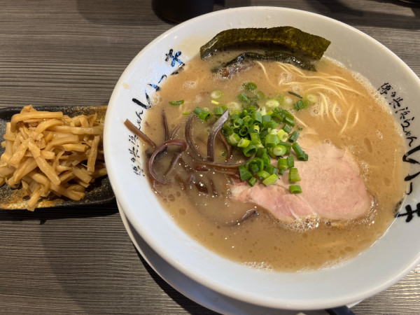 「らーめん、バリカタ+メンマ+替玉」@博多長浜らーめん いっき 戸塚安行店の写真