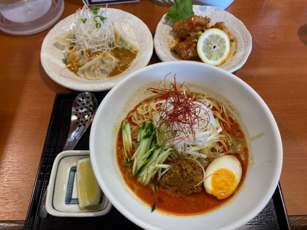「冷やし担々麺（９９０円）＋若鶏の中華ソース４４０円＋水餃子」@こだわりらーめん ゆきむら亭 阿見店の写真