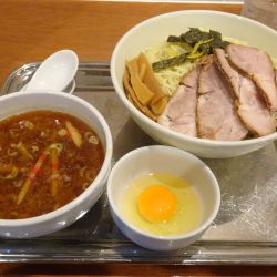 チャーシューつけ麺大盛（1,500円）＋生玉子（100円）