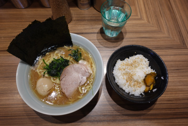 「ラーメン・並（900円）+味玉+無限ライス（100円）」@横浜らーめん渡来武 総本店の写真