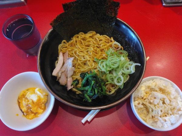 「麻辣油そば880円(ライス無料)くずしたまご100円」@家系ラーメン 王道乃印 柏店の写真