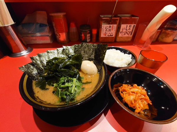 「とらきちラーメン(+穂先ワカメ)」@とらきち家の写真