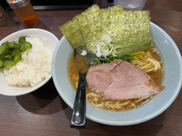 「ラーメン　ライス」@横浜家系らーめん侍 渋谷本店の写真