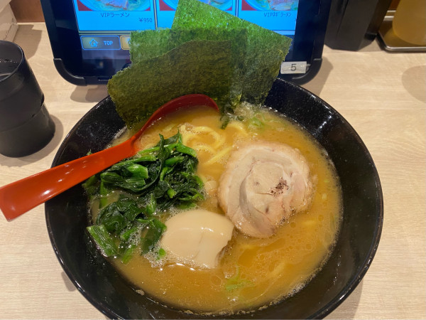 「VIPラーメン950円（麺ふとめ・かため・味玉）」@横浜家系ラーメン銀家 東俣野店の写真