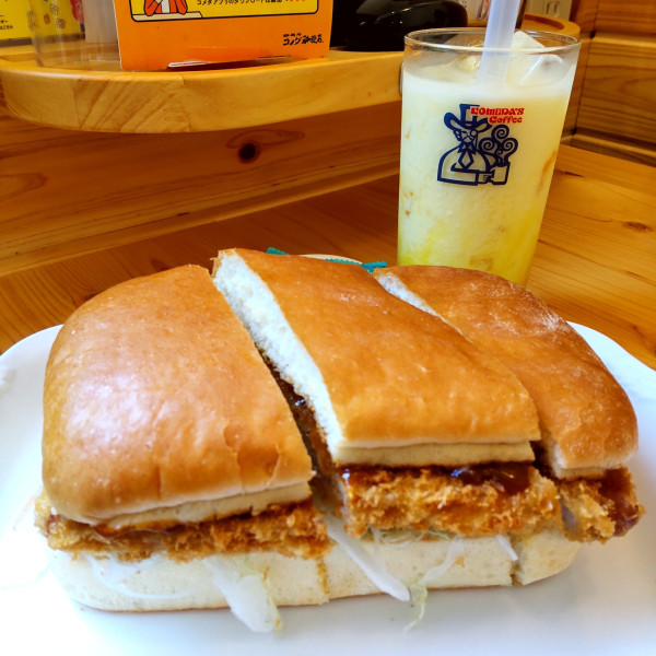 「【季節限定】カツカリーパン（￥1,020）＋マンゴーラッシー」@コメダ珈琲 大森山王口店の写真