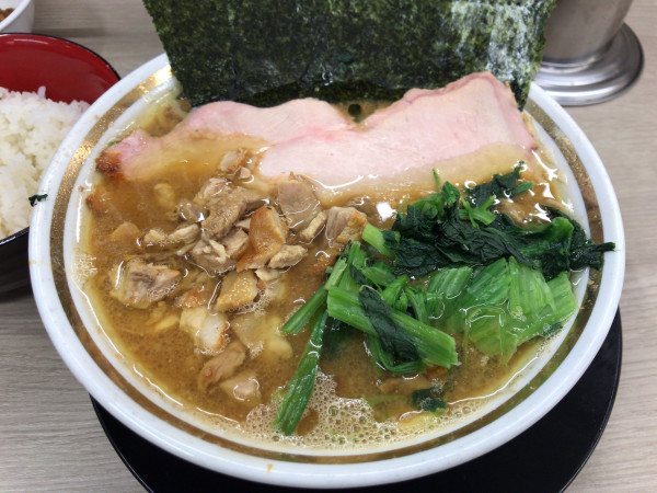 「ラーメン(多め、濃いめ)+サービス豚コマチャ+ライス 1050円」@王道家直伝 との丸家 越谷店の写真
