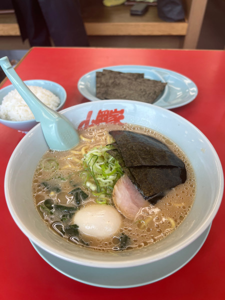 「醤油ラーメン　海苔　味玉　半ライス」@山岡家 越谷レイクタウン店の写真