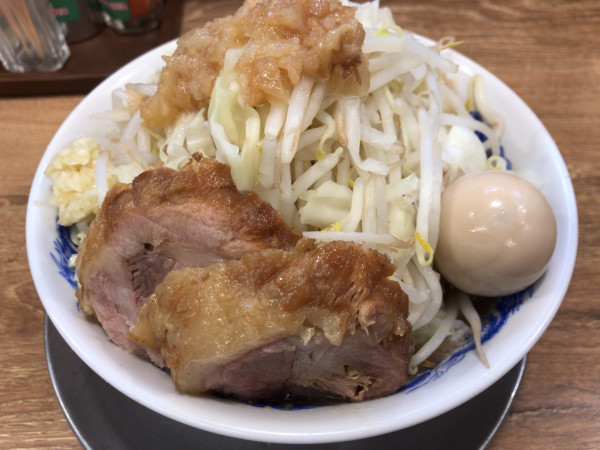 「ラーメン並(全増し)+豚玉セット 940円(大創業祭で100円引」@ジャンクガレッジ 北浦和店の写真