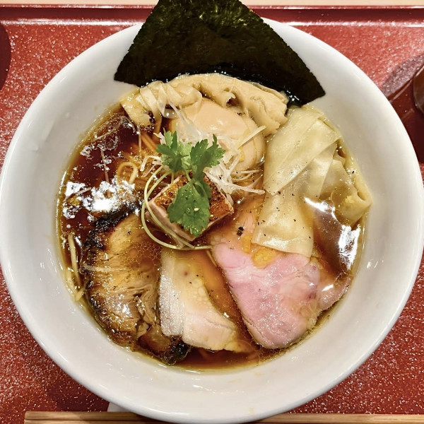 「比内地鶏とホロホロ鳥の 蔵出し醤油そば」@麦と麺助 新梅田中津店の写真