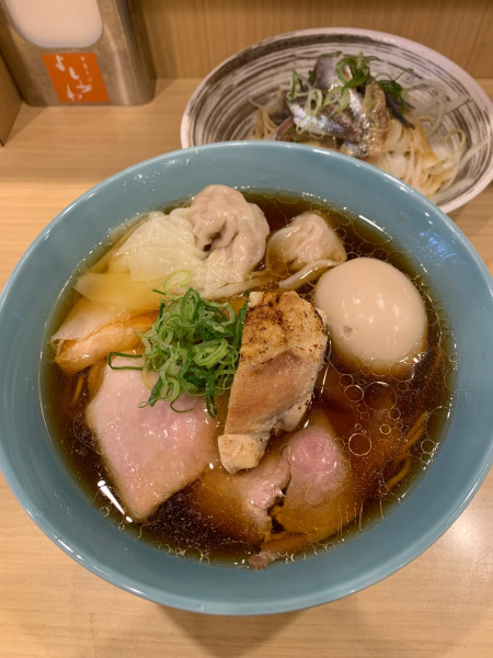 「特製地鶏中華そば(醤油･太麺)、イワシそば」@中華そば よしかわ 熊谷店の写真