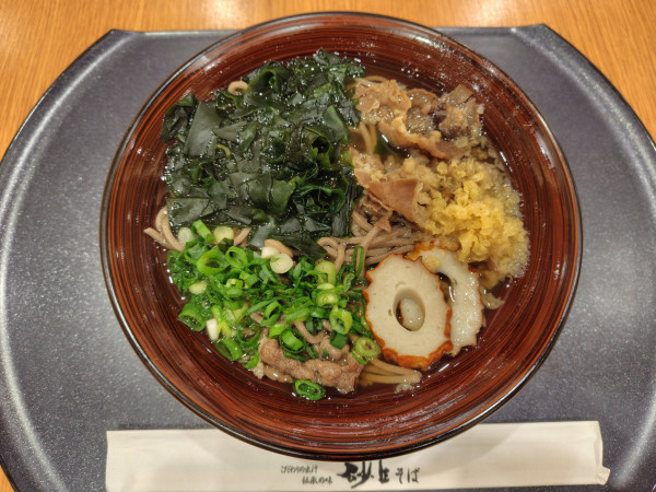 「肉そば790円、わかめ70円」@砂丘そばの写真
