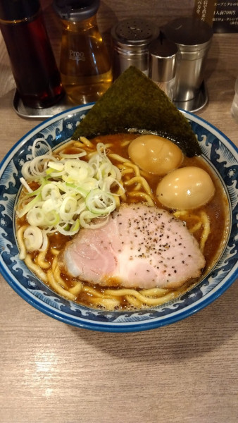 「ラーメン(普通)+くん玉×2」@兎に角 松戸店の写真