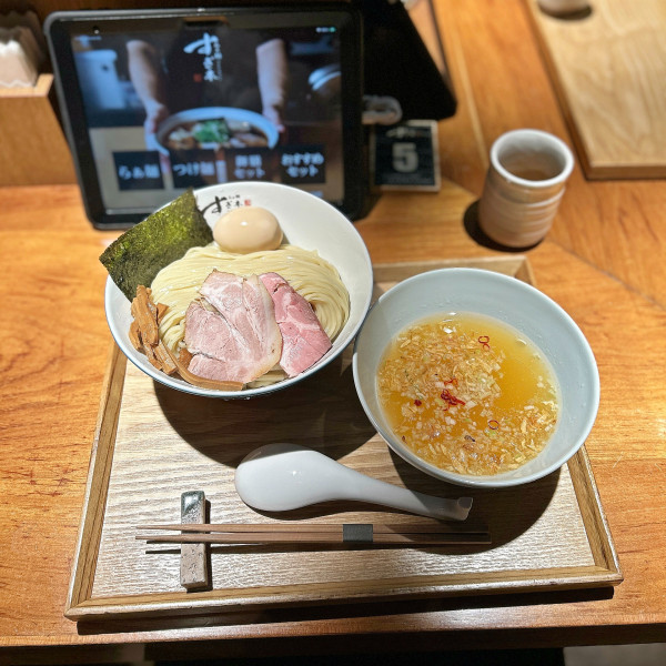 「塩味玉つけ麺」@らぁ麺すぎ本 丸の内店の写真