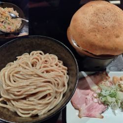 つけめん（醤油）　※麺３００ｇ　＋ミニ炒飯：㋚券で１００円