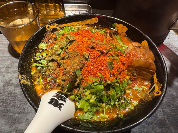 「カラシビ味噌ラーメン➕辛さ鬼マシ➕シビレ鬼マシ➕パクチー」@カラシビ味噌らー麺 鬼金棒 池袋店の写真