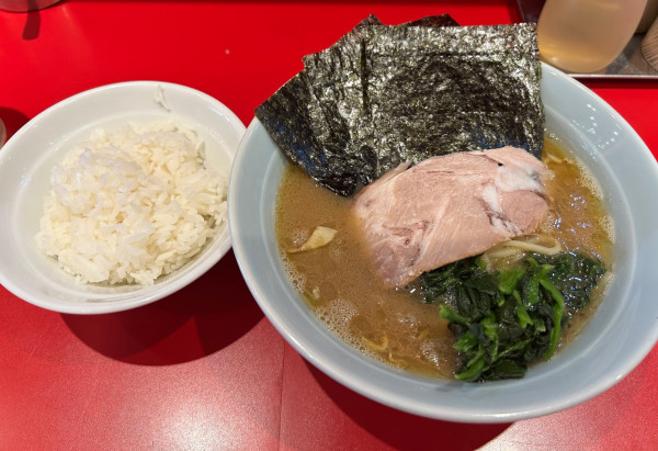 「ラーメン並・ライス小　850円」@横浜家系らーめん 武蔵家 本八幡店の写真