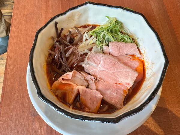 「麻辣煮干ししょうゆラーメン」@鶏×魚らーめん ゆるりの写真