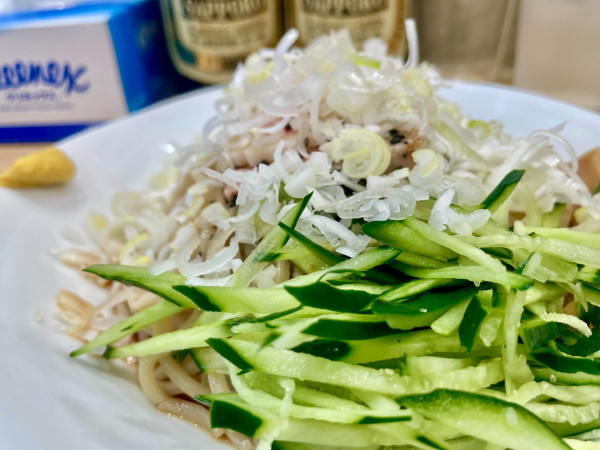 「サッポロ赤星２本＋青菜もやし皿＋賄い焼肉皿→ 冷し中華 葱増」@らーめん 高尾の写真