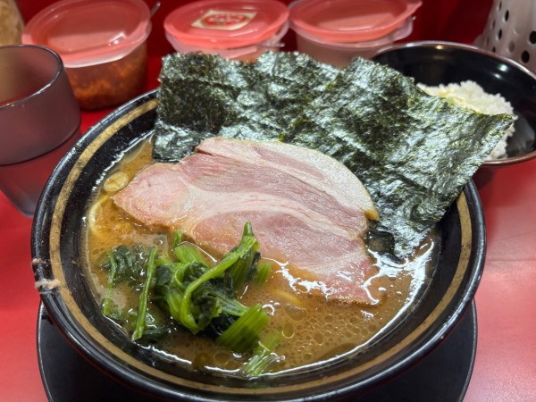 「ラーメン、半ライス」@とらきち家 光の写真