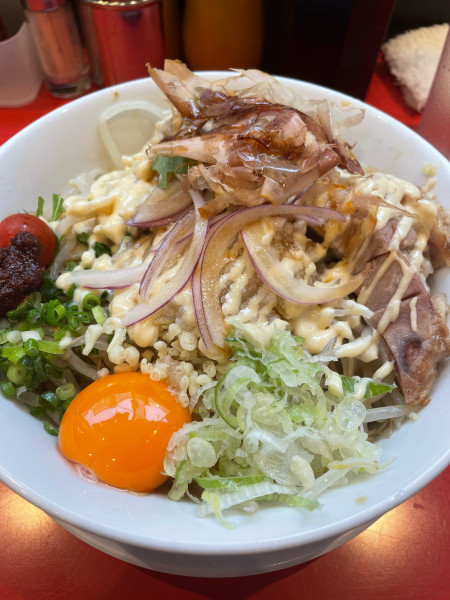 「冷やしまぜそば ニンニクアブラショウガ辛玉ガリマヨ」@用心棒の写真