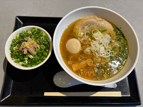 「煮玉子鹽らぁ麺 + 塩辛のせ葱飯」@らぁ麺MORIZUMIの写真