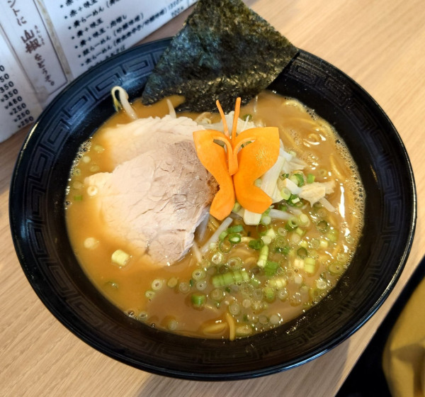 「黒らーめん(醤油、900円)」@らーめん渡邉の写真