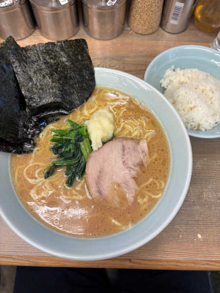 「ラーメン(中盛り)」@横浜らーめん 渡来武の写真