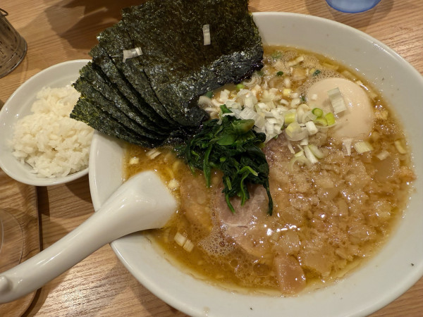 「モンタ麺(かため)+背脂＋小ライス」@ラーメンモンタナ 秋葉原店の写真